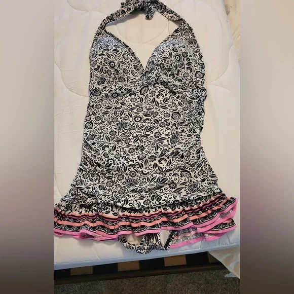 One piece swimming suit - Picture 1 of 1